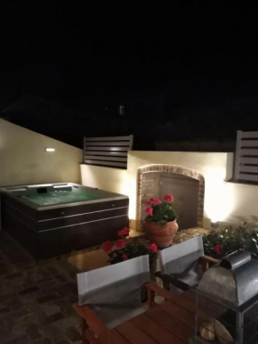Anemomilos Jacuzzi Suite